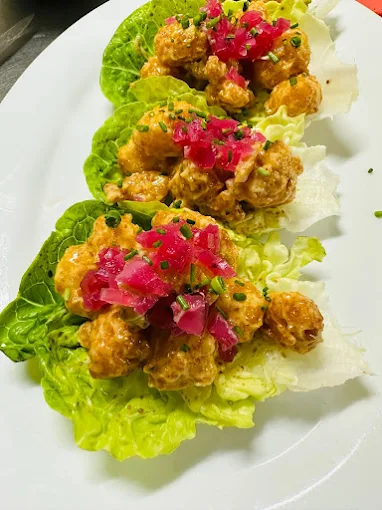Langostino crujiente en hoja de lechuga
