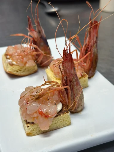 Tartar de gamba roja sobre tosta